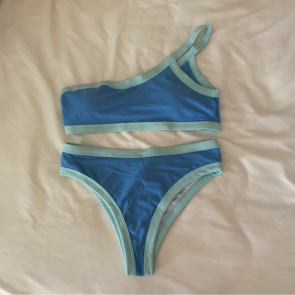 One shoulder blue bikini